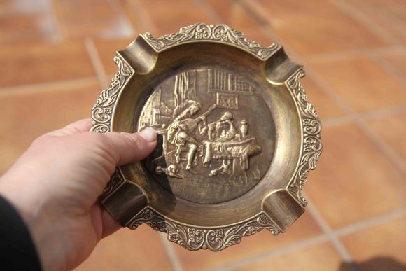 Латунная круглая пепельница с романтическим сюжетом