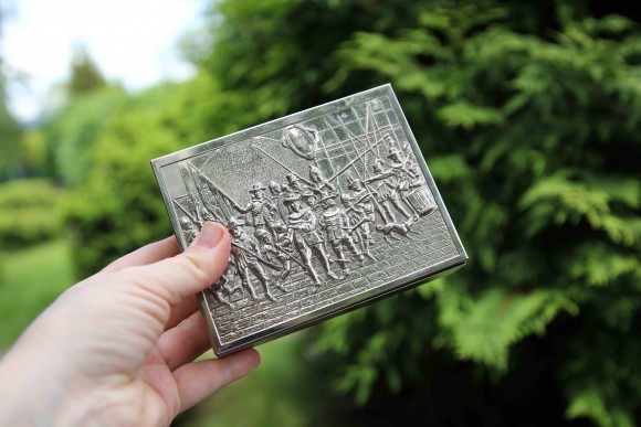 Металлическая шкатулочка с победоносным сюжетом и деревом внутри