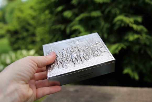 Металлическая шкатулочка с победоносным сюжетом и деревом внутри