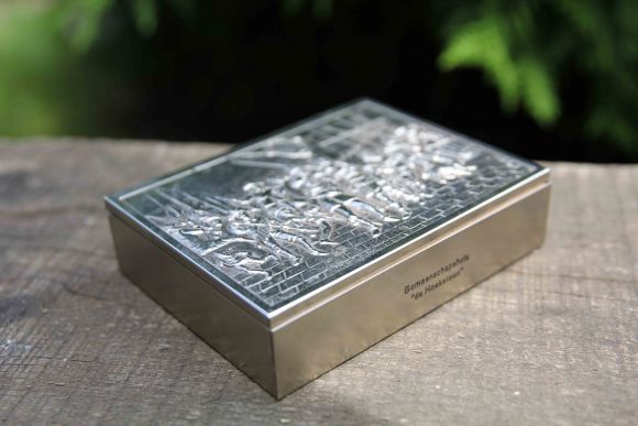 Металлическая шкатулочка с победоносным сюжетом и деревом внутри