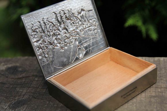 Металлическая шкатулочка с победоносным сюжетом и деревом внутри