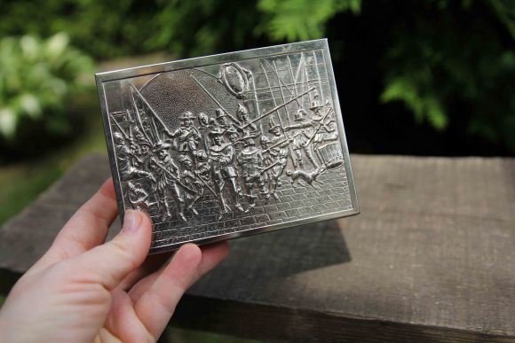 Металлическая шкатулочка с победоносным сюжетом и деревом внутри