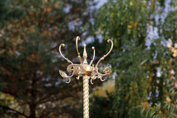 Винтажная латунная вешалка на интересной ноге