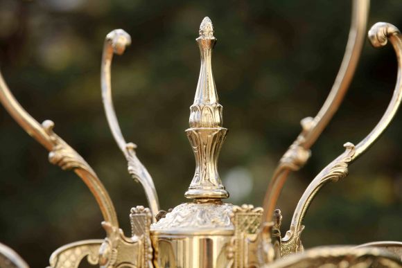 Винтажная латунная вешалка на интересной ноге