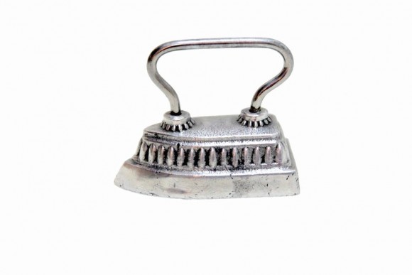 Маленький манжетный утюжок начала XX века. идеальное состояние