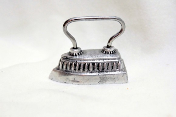 Маленький манжетный утюжок начала XX века. идеальное состояние