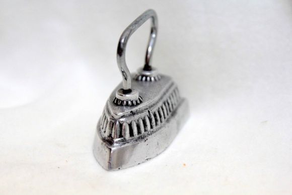 Маленький манжетный утюжок начала XX века. идеальное состояние