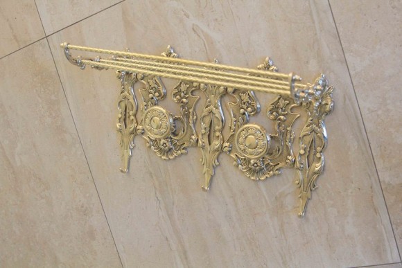 Стильная, богатая настенная вешалка из латуни