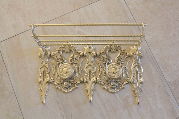 Стильная, богатая настенная вешалка из латуни