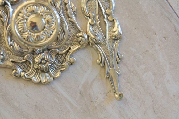 Стильная, богатая настенная вешалка из латуни