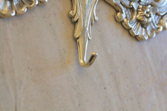 Стильная, богатая настенная вешалка из латуни