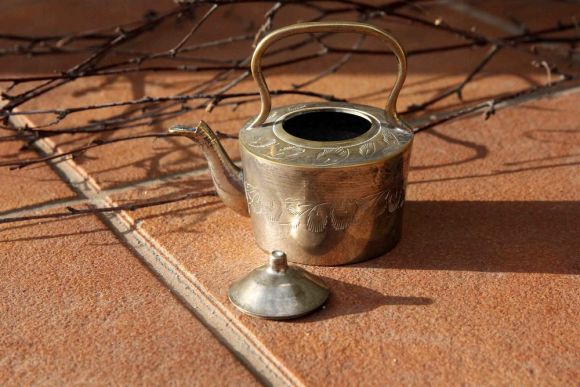 Чайничек из латуни с декором. Возможно для кукол