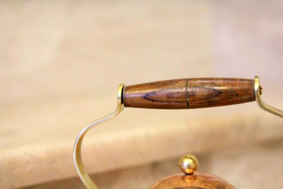 Прекрасный португальский медный чайник с деревянной ручкой