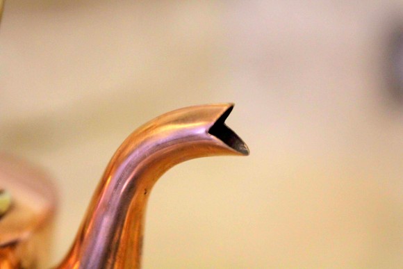 Прекрасный португальский медный чайник с деревянной ручкой