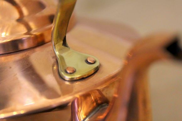 Прекрасный португальский медный чайник с деревянной ручкой