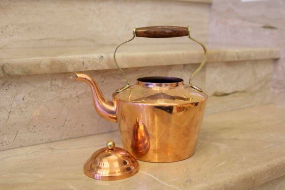 Прекрасный португальский медный чайник с деревянной ручкой