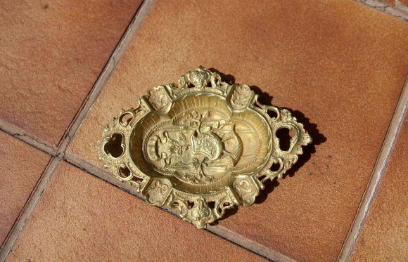 Невероятная пепельница. Вся в узорах и резьбе. Рог изобилия