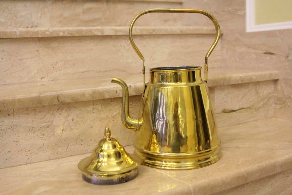 Старинный латунный чайник после полной реставрации и полировки