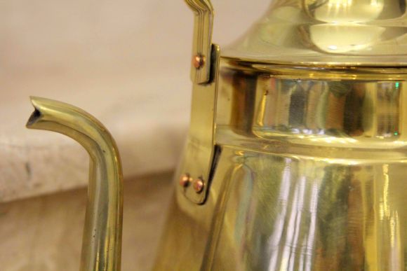 Старинный латунный чайник после полной реставрации и полировки