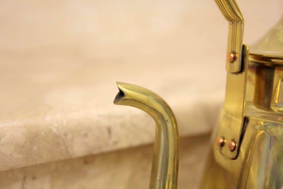 Старинный латунный чайник после полной реставрации и полировки