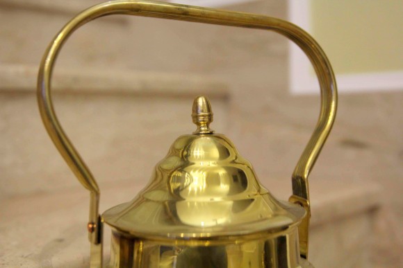 Старинный латунный чайник после полной реставрации и полировки