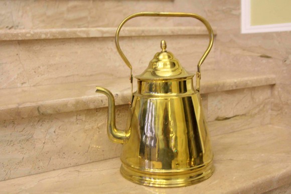 Старинный латунный чайник после полной реставрации и полировки