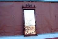 Большое зеркало в красивой антикварной деревянной раме