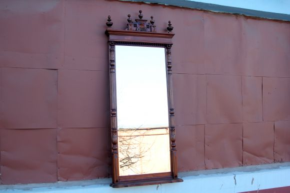 Большое зеркало в красивой антикварной деревянной раме