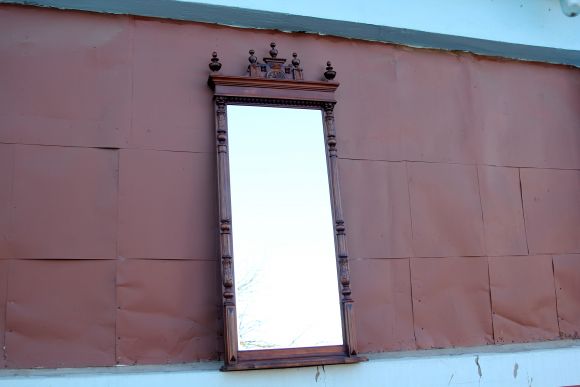 Большое зеркало в красивой антикварной деревянной раме