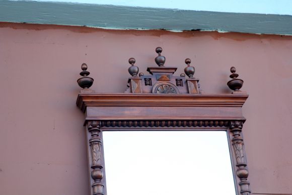 Большое зеркало в красивой антикварной деревянной раме