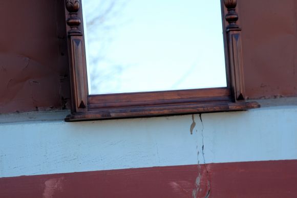 Большое зеркало в красивой антикварной деревянной раме