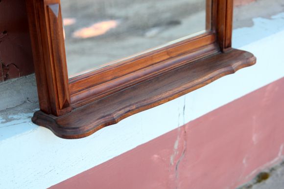 Большое зеркало в красивой антикварной деревянной раме