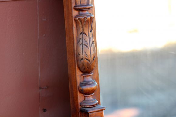 Большое зеркало в красивой антикварной деревянной раме