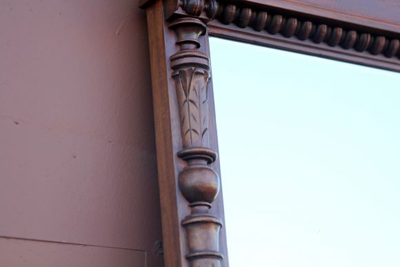 Большое зеркало в красивой антикварной деревянной раме