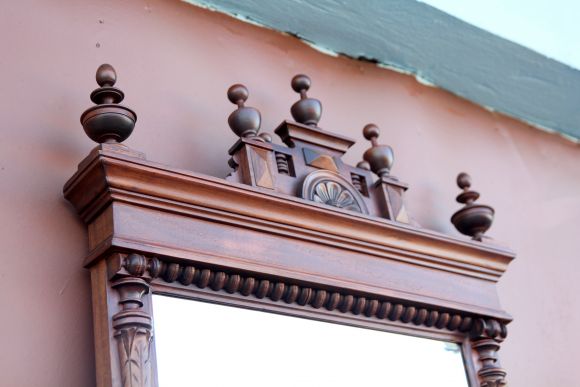 Большое зеркало в красивой антикварной деревянной раме