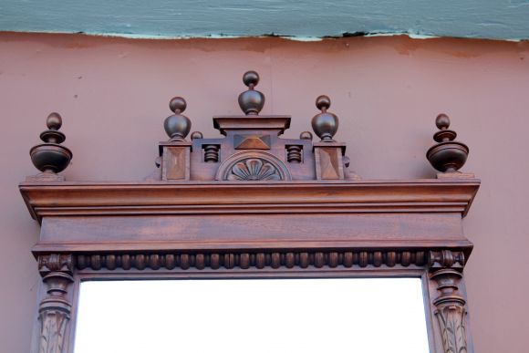 Большое зеркало в красивой антикварной деревянной раме