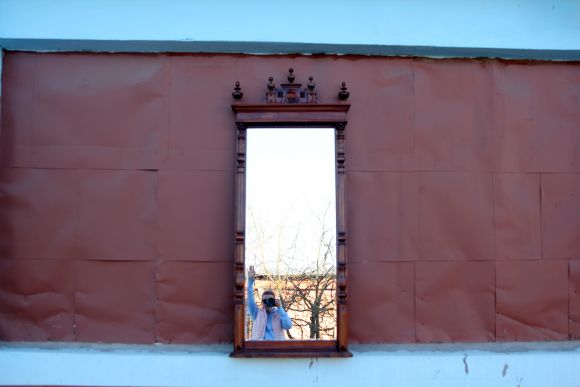 Большое зеркало в красивой антикварной деревянной раме