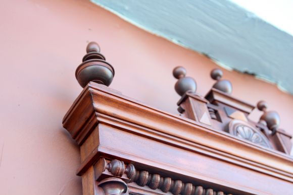 Большое зеркало в красивой антикварной деревянной раме