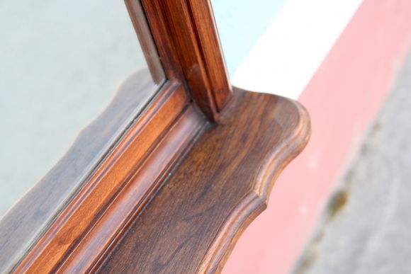 Большое зеркало в красивой антикварной деревянной раме