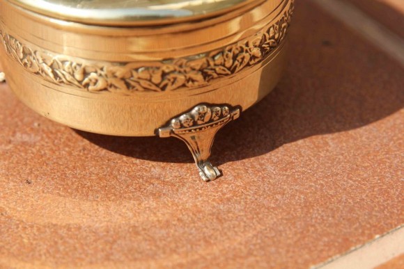 Изящная полированная шкатулочка с цветочным орнаментом