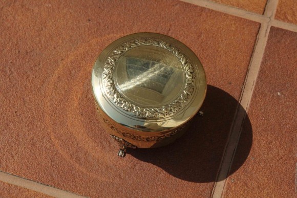 Изящная полированная шкатулочка с цветочным орнаментом