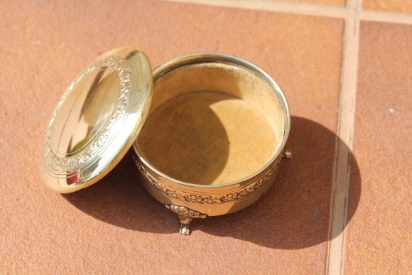 Изящная полированная шкатулочка с цветочным орнаментом