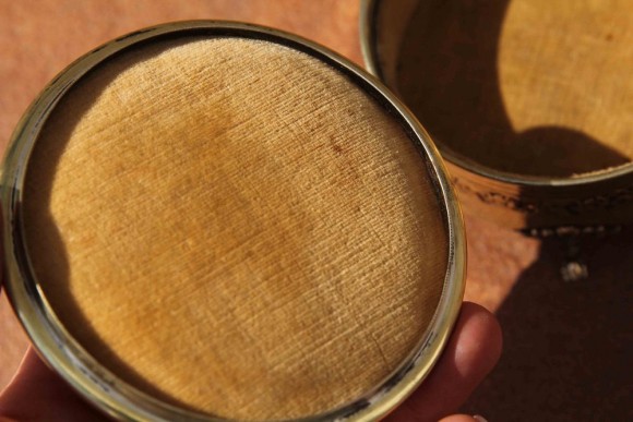 Изящная полированная шкатулочка с цветочным орнаментом