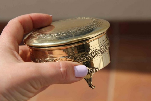 Изящная полированная шкатулочка с цветочным орнаментом