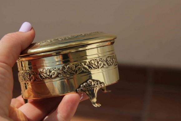 Изящная полированная шкатулочка с цветочным орнаментом