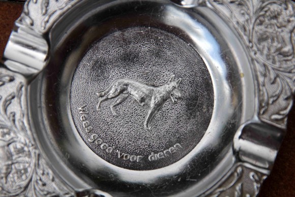 Компактная пепельница со служебной собакой. ПЕС