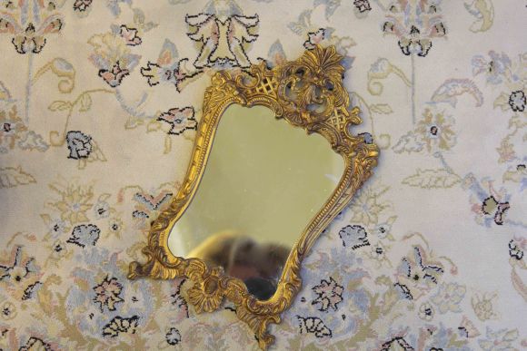 Настенное винтажное зеркало в рамке из латуни