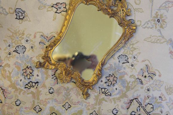 Настенное винтажное зеркало в рамке из латуни