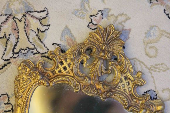 Настенное винтажное зеркало в рамке из латуни