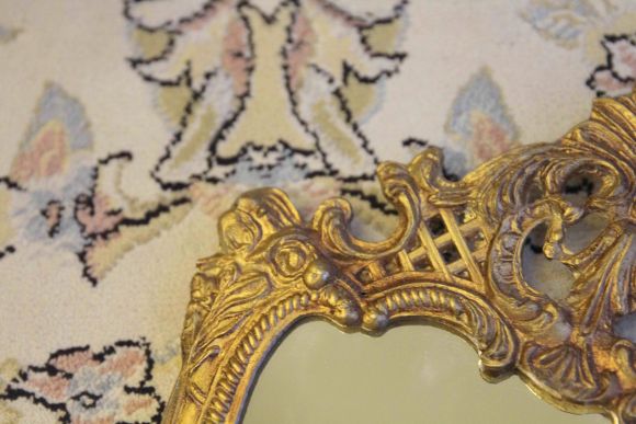 Настенное винтажное зеркало в рамке из латуни